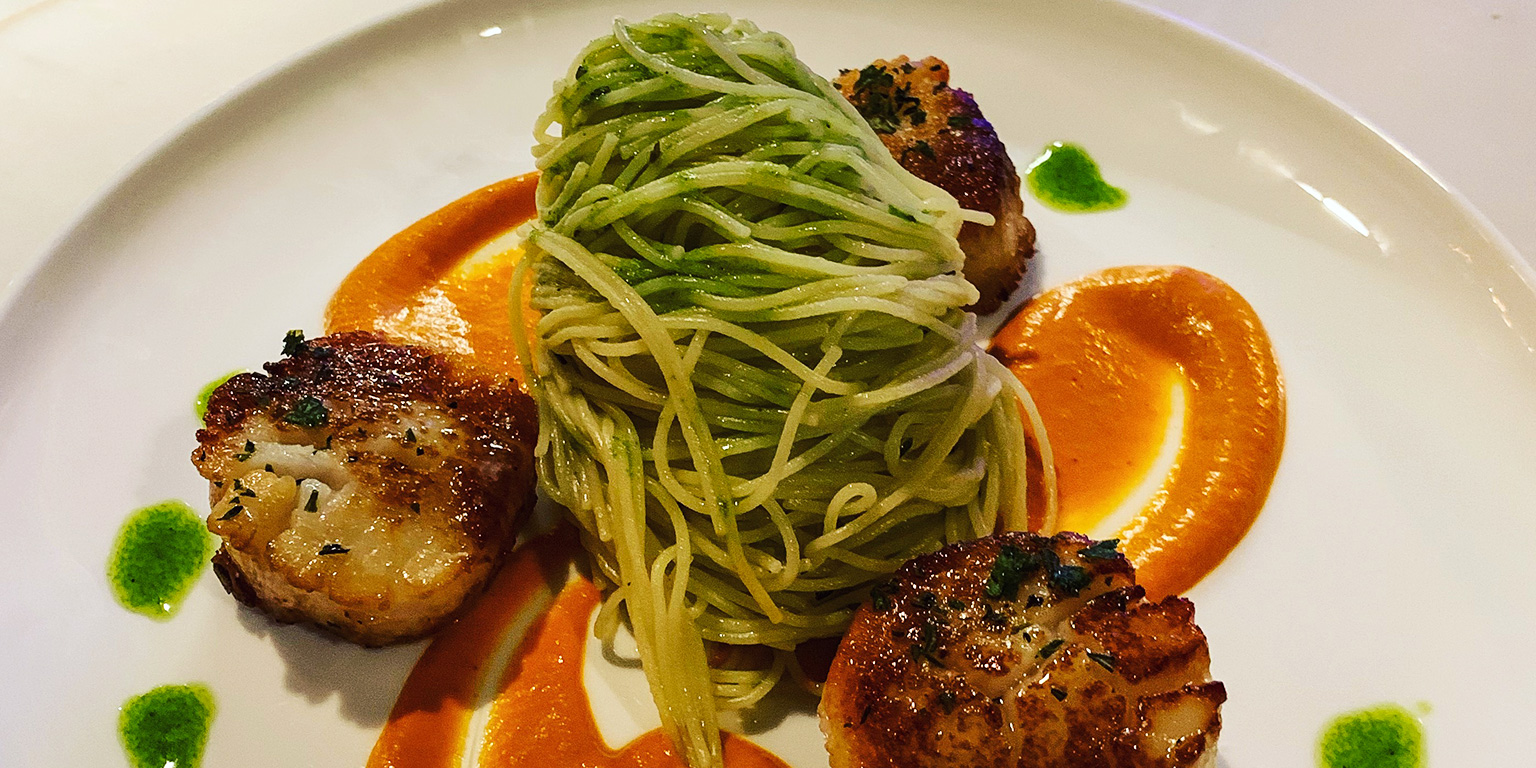 Seared scallops with pasta and red pepper sauce